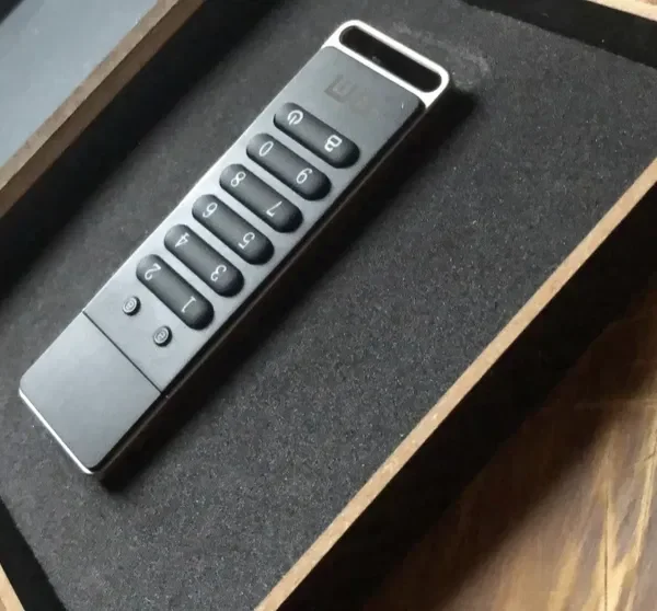 Захищена USB-флешка 32 Гб з апаратним шифруванням, PIN-кодом та функцією самознищення