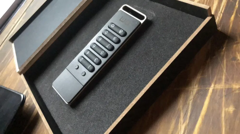 Захищена USB-флешка 32 Гб з апаратним шифруванням, PIN-кодом та функцією самознищення